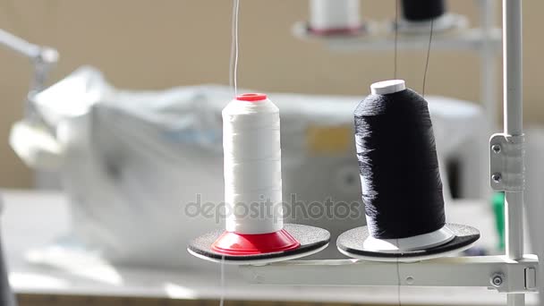 Zwart-wit draad in de fabriek kledingstuk. — Stockvideo