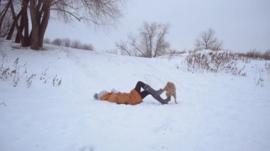 çocuk ve kar kış aylarında parkta oynayan köpek