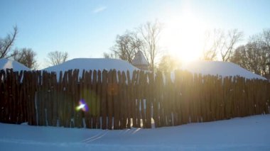 kar kaplı ahşap çit, bir antik kent içinde kilise arkasında antik kenti