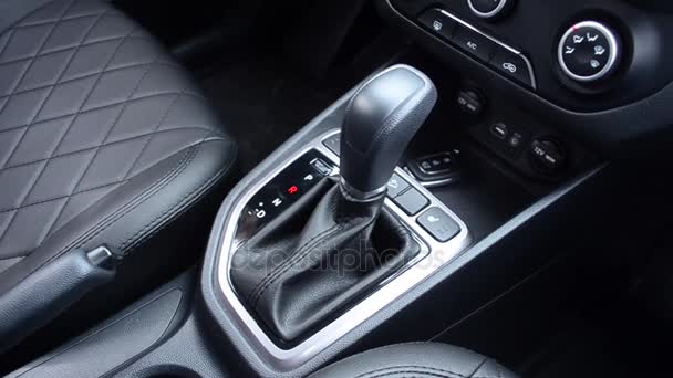 Automatikgetriebe im Auto mit Ledersalon. — Stockvideo