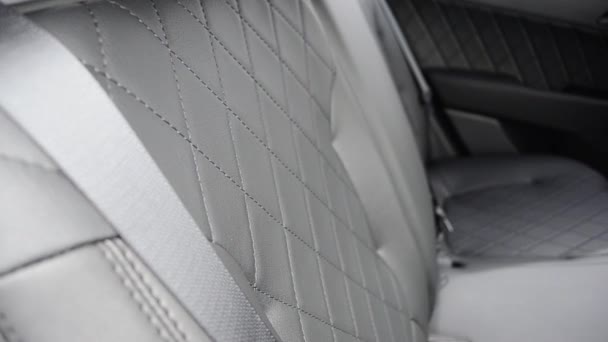 Assentos em carro são feitos de couro . — Vídeo de Stock
