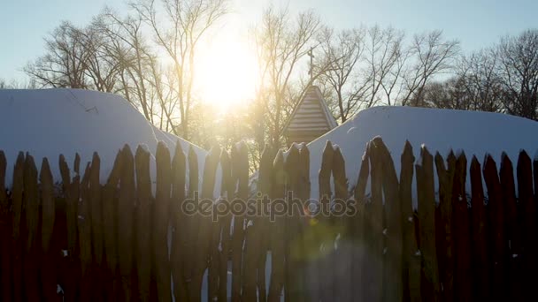 雪覆われた木製の柵は、古代都市の教会の背後にある古代都市 — ストック動画