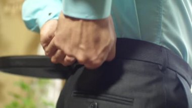 adam siyah kuşak pantolonunda elbise, adam sabah işe yarayacak