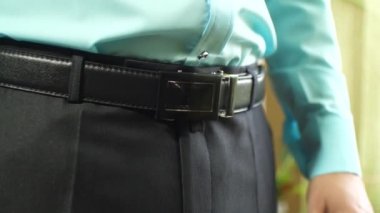 adam siyah kuşak pantolonunda elbise, adam sabah işe yarayacak