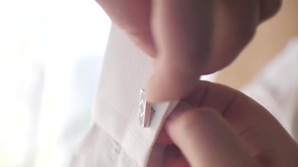 Boutons de manchette boutonnés homme sur la manche de sa chemise. homme porte une chemise blanche . — Video