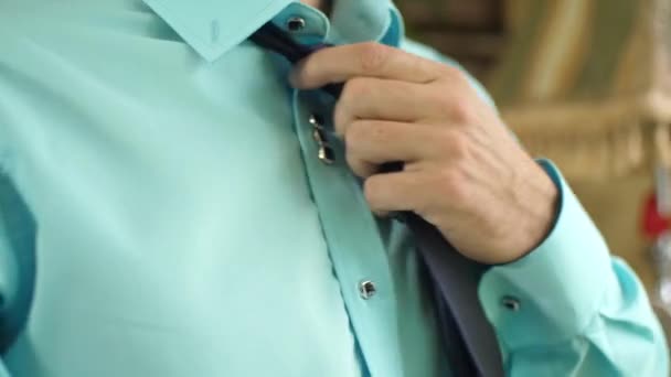 O homem amarra a gravata azul escura. homem da manhã vestidos para o trabalho — Vídeo de Stock