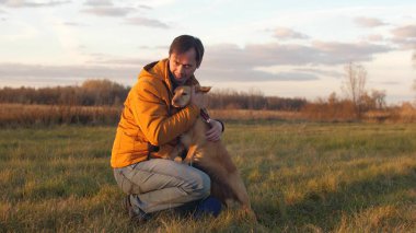 Adam köpek eliyle, onunla tarlada yürüyüş okşadı.