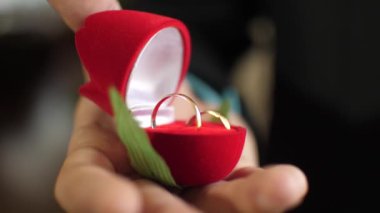 damat onun altın Yüzükler, yakın çekim düğün el kutusunda tutar