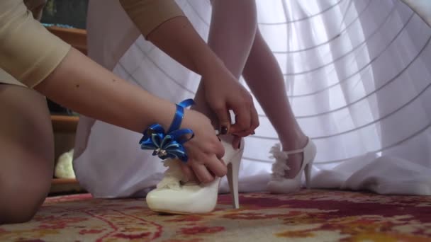 Mujer joven probándose tacones altos en zapatería — Vídeos de Stock