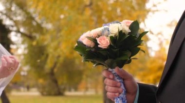 adam güzel gül buketi kadına verir.