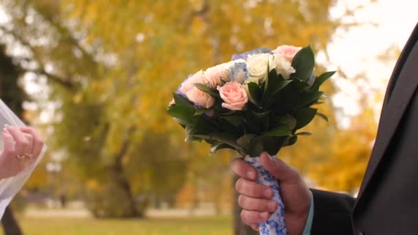 Homem dá belo buquê de rosas para mulher — Vídeo de Stock