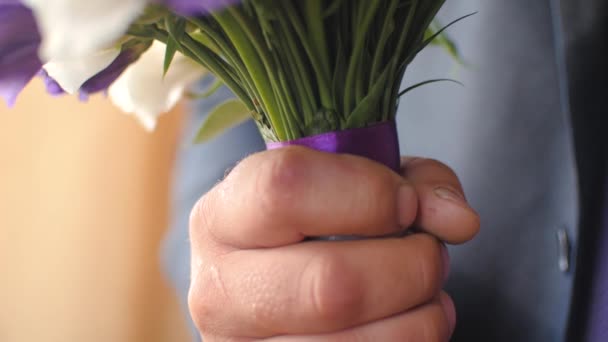 Belo buquê de flores coloridas nas mãos dos homens — Vídeo de Stock