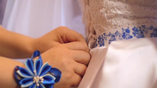 Knyta snören på brudklänning, flicka i vit vacker klänning — Stockvideo