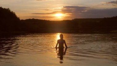 Gelin ve damat tarlada ağır çekim bir güzel gün batımı, çekim için çalışan