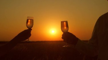 arka plan üzerinde şampanya ile bardak güzel gün batımı