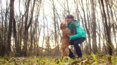 Kızıl saçlı köpek yaka içinde onun kollarında tırmanıyor. Ağır çekim.