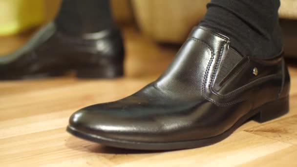 Homme robes chaussures noires — Video