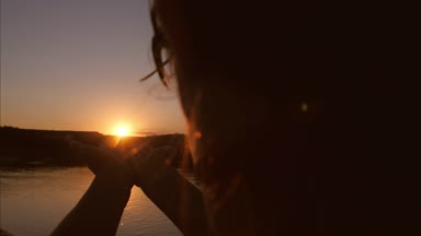 gökyüzü güneş avuç kız tutar