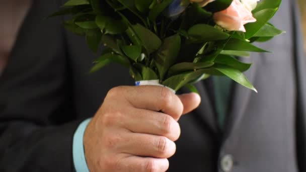 Beautiful bouquet of multicolored roses in the hands of men — Stock Video