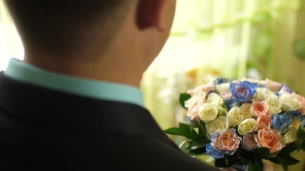 남자의 손에 다 색 장미 꽃다발. — 비디오