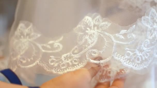 Χέρια σωστή όμορφο λευκό φόρεμα με μοτίβα — Αρχείο Βίντεο
