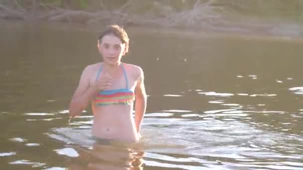 Dospívající dívka ponoří do vody zavírání nos kruhy a postříkání — Stock video