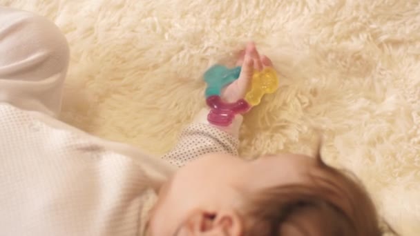 Baby und Spielzeug. — Stockvideo