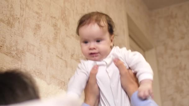 Bébé dans les mains du pape rit gaiement et gouttes bave. Mouvement lent . — Video