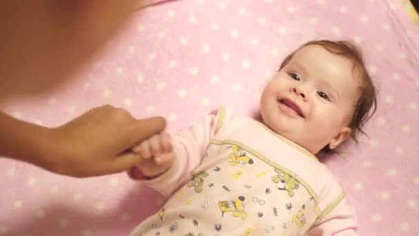 Bebek oynanır ve gülümseyen anne ile iletişim kurar. — Stok video