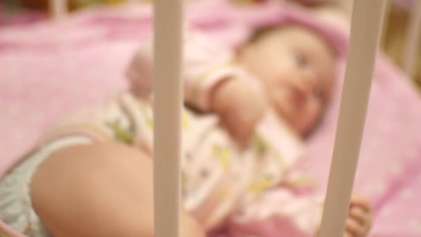 Bébé se trouve dans la crèche . — Video