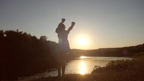 Salto de chica en el río con acantilado, cámara lenta — Vídeo de stock