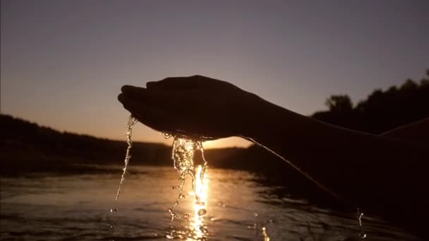 El agua drena de las palmas de las manos chica. Movimiento lento . — Vídeos de Stock