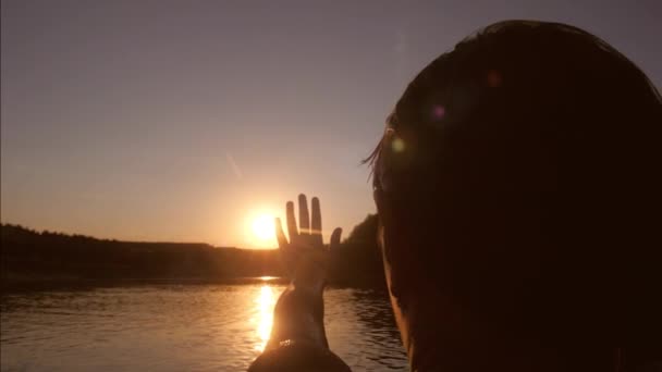 Touching a childs hand to the sun — Stock Video