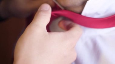 adam iş sabahı Giydir. adam kadar kırmızı kravat bağlar