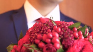 adam kırmızı buket çiçek ile bir tarih için bir araya gelecek.