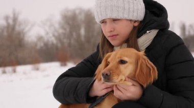 Kadın çizikler köpek ona gülümser ve kulak arkasında.