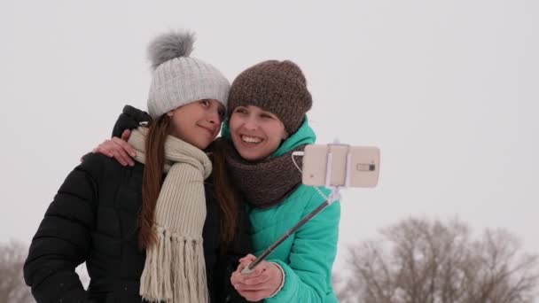 Gyönyörű lányokat a salfi, a telefon. — Stock videók