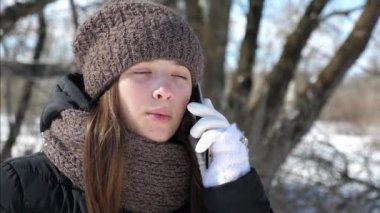 Genç kız telefon gülümseyerek konuşuyor. Ağır çekim.