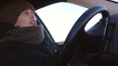 Güzel ve mutlu bir kız dans ve araba sürüş sırasında şarkı.