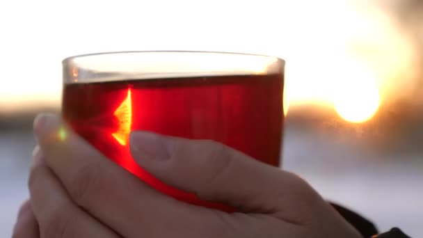 Warme drank in de schittering van de avond heldere zonsondergang. — Stockvideo