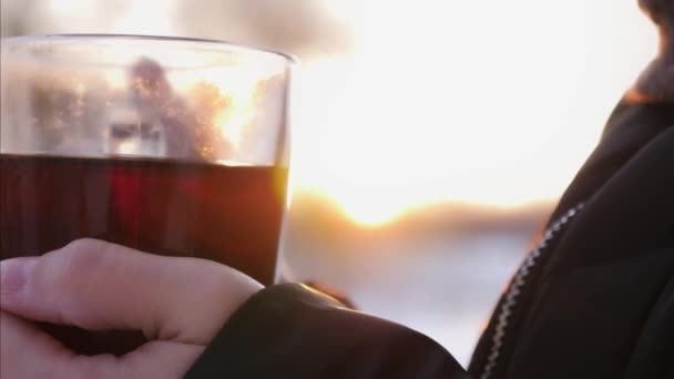 Té caliente al atardecer . — Vídeo de stock