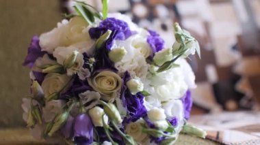 güzel bir buket gül el alır mans