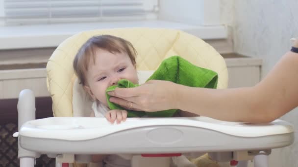 Baby is grillig en huilende zittend op de stoel in de keuken. — Stockvideo