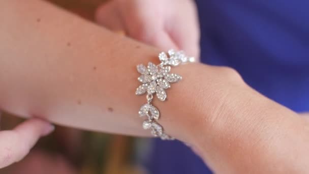 Een jong meisje draagt mooie sieraden — Stockvideo