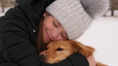 Onun en sevdiğim köpek ve gülümsüyor sahibi okşadı.