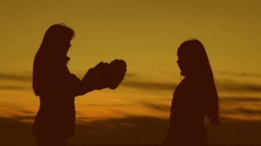 Kızlar yetim anne bakım ve sevgi istiyorum.