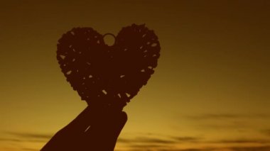 Kız kalbi'nde Günbatımı tutuyor. Yalnızlık üzgün bellektir.