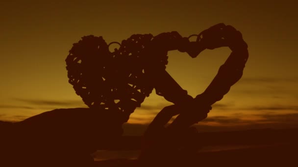 Dolori e tenga il cuore in mani di tramonto d'oro. La solitudine è triste memoria . — Video Stock