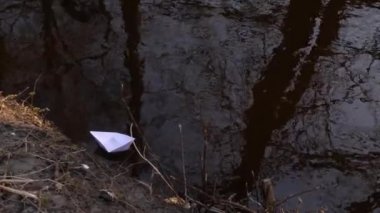 Beyaz kağıt gemi sahile kadar o taşır geçerli yüzüyor.