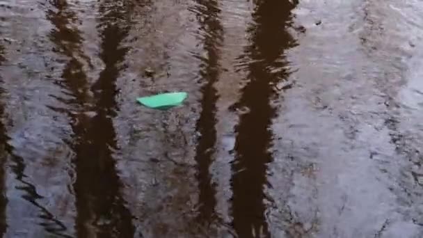 Barca di carta verde con acqua annegante . — Video Stock